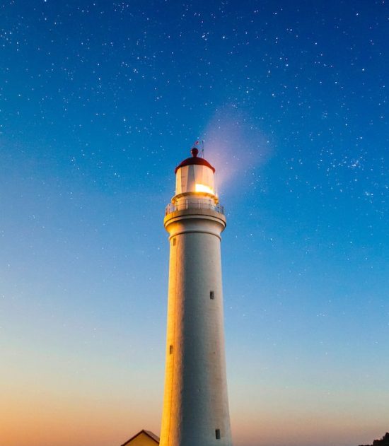 Lighthouse_Unsplash_Joshua-Hibbert