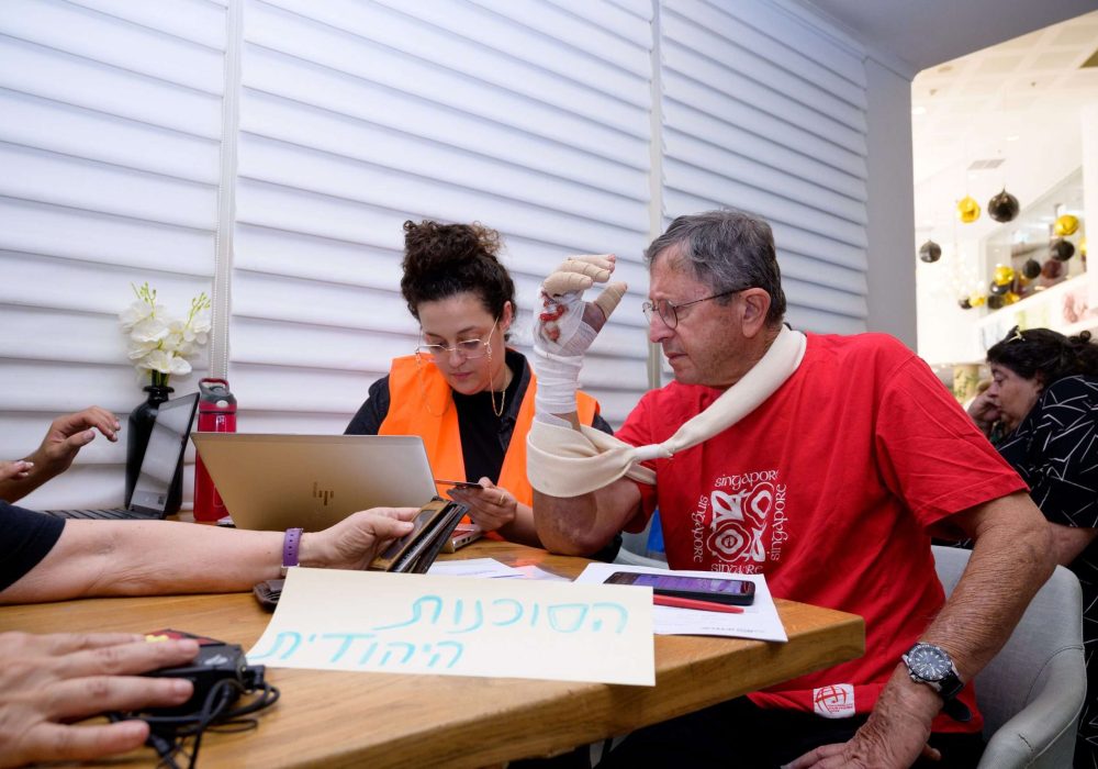 Volunteers helping victims of the terror attack on Oct 7th_Credit.Jewish Agency for Israel